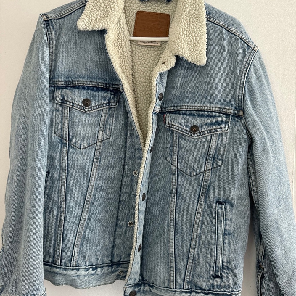 Levi’s Men’s Premium Sherpa Denim Jean Jacket size S, great condition